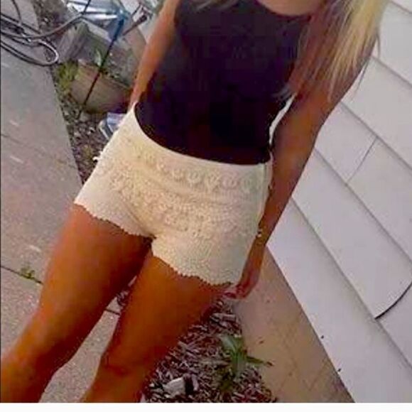 Mimi Chica Crochet Shorts Ivory - Picture 3 of 5